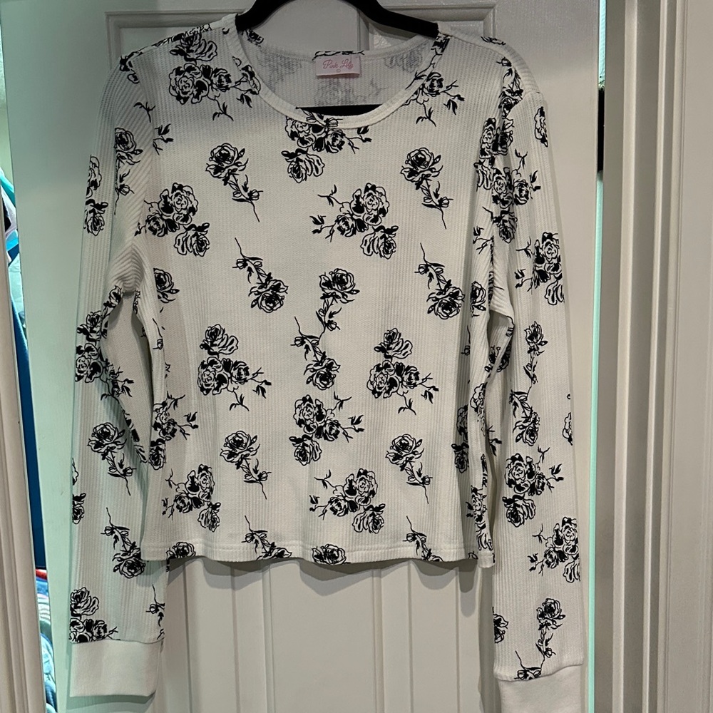 Pink Lily Black and White Floral Top. Like new